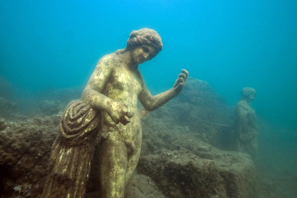 45c baia-Twitter-Ancient-Roman-Statutes-Underwater-at-the-Baiae-Scuba-Diving-Site-in-Naples-Italy-600.jpg